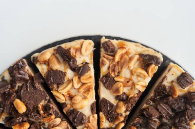 Beyaz arkaplanda pasta üstü görünümü.