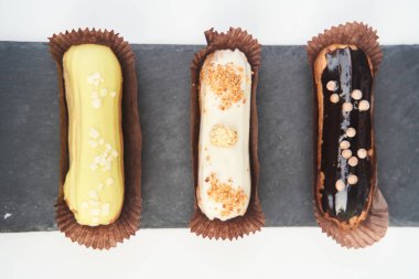 Siyah tepsi manzaralı üç eklem