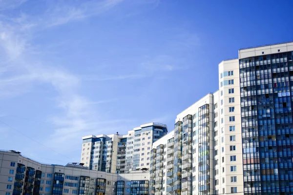 Nya Condo Lägenheter Och Blå Himmel Stockbild