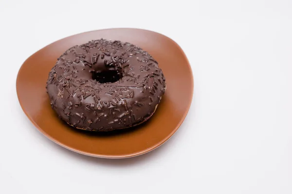 Lezzetli Çikolatalı Donut Beyaz Arka Planda Kahverengi Bir Fincan Tabağında — Stok fotoğraf