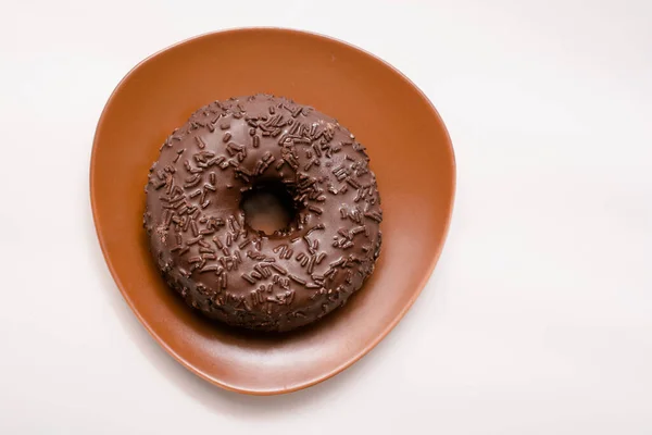 Lezzetli Çikolatalı Donut Beyaz Arka Planda Kahverengi Bir Fincan Tabağında — Stok fotoğraf