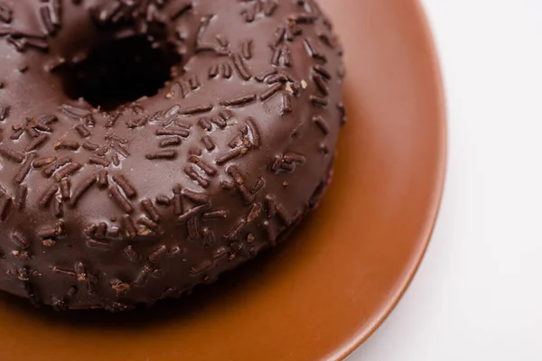 Delicioso Donut Chocolate Close Pires Marrom Fundo Branco — Fotografia de Stock