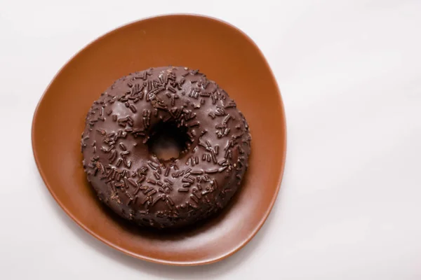 Lezzetli Çikolatalı Donut Beyaz Arka Planda Kahverengi Bir Fincan Tabağında — Stok fotoğraf