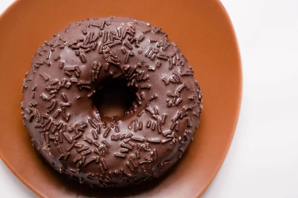 Lezzetli Çikolatalı Donut Beyaz Arka Planda Kahverengi Bir Fincan Tabağında — Stok fotoğraf