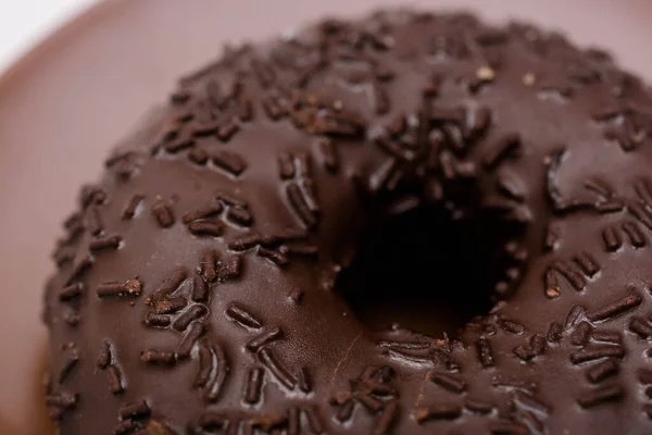 Delicioso Donut Chocolate Cerca Platillo Marrón — Foto de Stock
