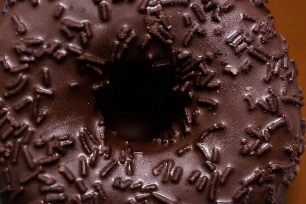 Delicioso Donut Chocolate Cerca Platillo Marrón —  Fotos de Stock