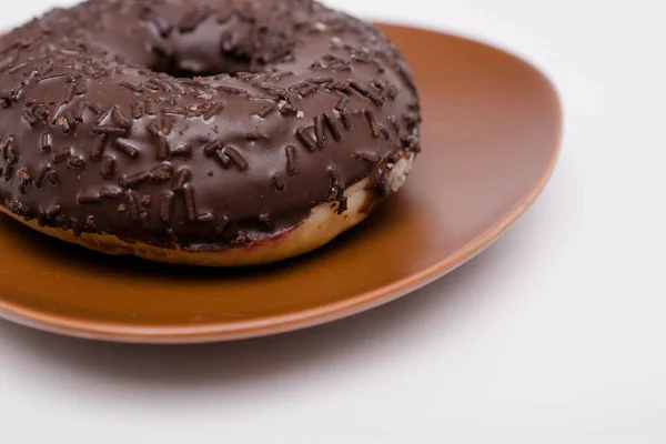 Delicioso Donut Chocolate Close Pires Marrom Fundo Branco — Fotografia de Stock