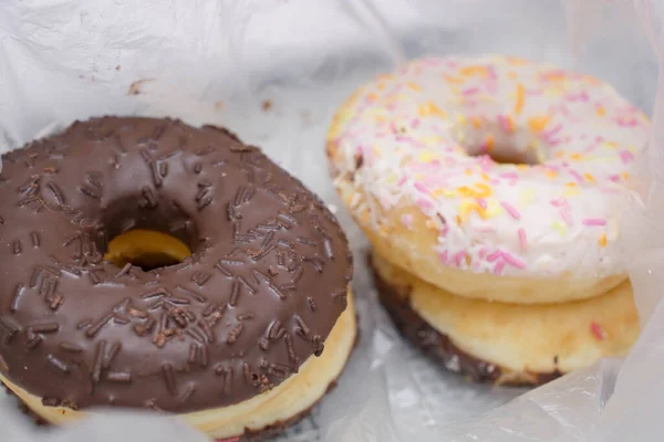 Deliciosos Donuts Chocolate Esmalte Branco Embalagens Plásticas — Fotografia de Stock