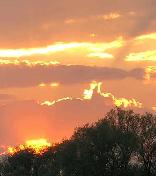 Sole Che Irrompe Tramonto Attraverso Nuvole Fino Alla Cima Degli — Foto Stock