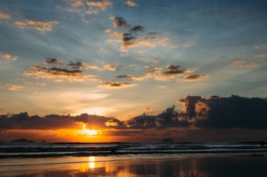 Denizin üzerinde bulutlar, güneşin doğuşu deniz çekimi