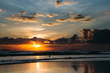 Denizin üzerinde bulutlar, güneşin doğuşu deniz çekimi
