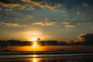 Denizin üzerinde bulutlar, güneşin doğuşu deniz çekimi