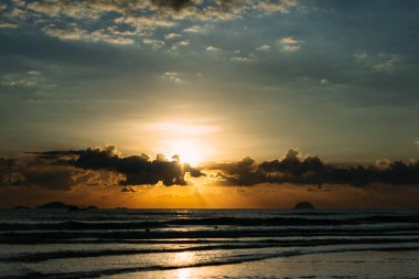 Denizin üzerinde bulutlar, güneşin doğuşu deniz çekimi