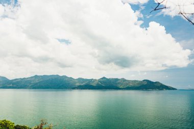 Dağ manzaralı tropik deniz manzarası.