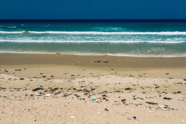 Plastik şişeler ve kumlu deniz kıyısına atılan diğer çöpler, deniz sahilindeki çöpler. Ekolojik bir sorun. Çevre kirliliği. Kirli kumsal.