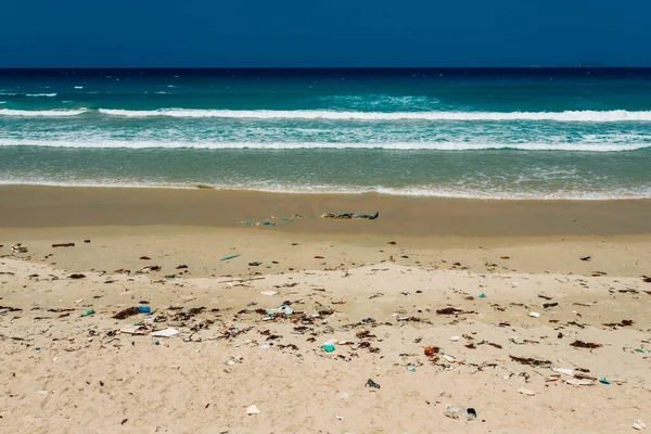 Пластикові Пляшки Інші Сміття Викинуті Піщане Узбережжя Сміття Морському Пляжі — стокове фото