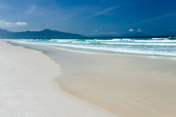 Landschap Uitzicht Het Zandstrand Kalme Golven Schuim Blauwe Lucht Met — Stockfoto