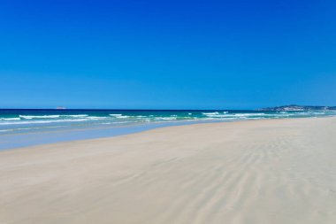 Güzel bir arka plan ya da ekran koruyucu için, denizde masmavi su ve açık mavi gökyüzü olan ropikal egzotik bir plaj. Yaz tatili konsepti. Yer kopyala