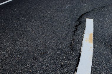 Dolaylı yol yapım teknolojisi nedeniyle asfalt kaldırımın tahrip edilmesi. Otobanda büyük bir çatlak.