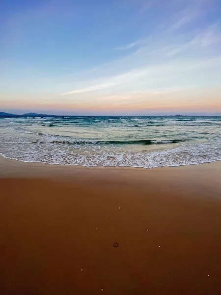 Meerblick Meerblick Wellen Auf See Gezeiten Sandstrand Meerschaum Schöne Wolken — Stockfoto