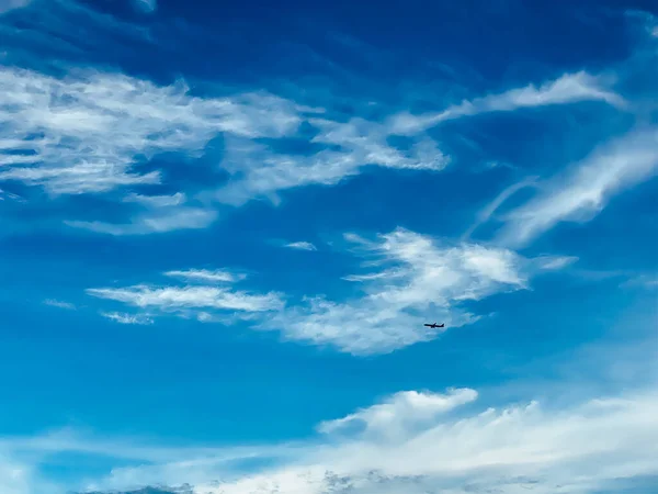 Silhouette Avion Prenant Altitude Dessus Sol Contre Ciel Bleu Clair — Photo