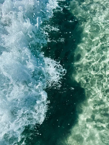 Kleine Wellen Auf Dem Glasklaren Wasser Des Meeres Weißmeerschaum Sonneneinstrahlung — Stockfoto