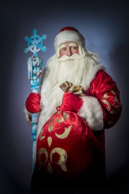 Bir geleneksel Noel Noel Baba ile mavi arka plan üzerinde personel