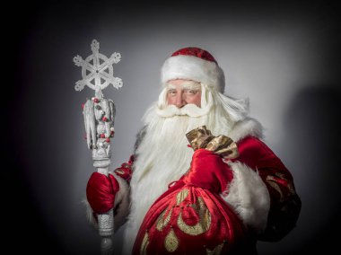 Geleneksel Noel Noel Baba gri bir arka plan üzerinde personel ile