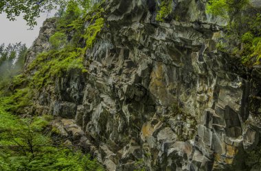 Panorama ve uçurumun ve dağlar taşlar, güzel ve görkemli vahşi orman doğa doğal görünümünü. Altay, Sibirya, Rusya Federasyonu. Hafif yaz günüdür.