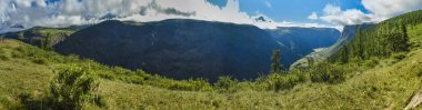 Panorama ve mavi gökyüzü bulutlu karşı derin bir vadi ile güzel ve görkemli doku Dağları sahne. Altay, Sibirya, Rusya Federasyonu.