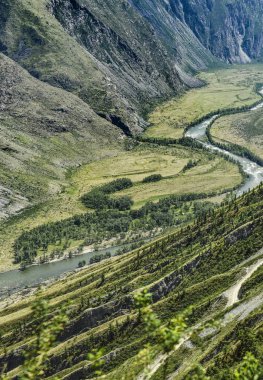 Panorama ve bir dağ nehir ile güzel bir güzel ve görkemli dik geçiş sahne. Geçmek Katu-Yaryk, altay, Sibirya, Rusya Federasyonu.