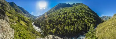 Panorama ve derin bir vadi ile güzel ve görkemli doku Dağları ve yaz mavi gökyüzü bulutlu karşı bir ormanda ile bir dağ nehir. Altay, Sibirya, Rusya Federasyonu. Şelale Uchar.