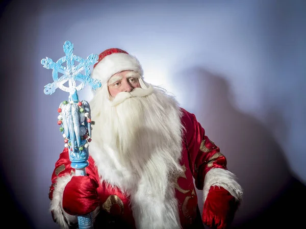 Uma Tradicional Santa Cláusula Natal Com Funcionários Fundo Azul — Fotografia de Stock