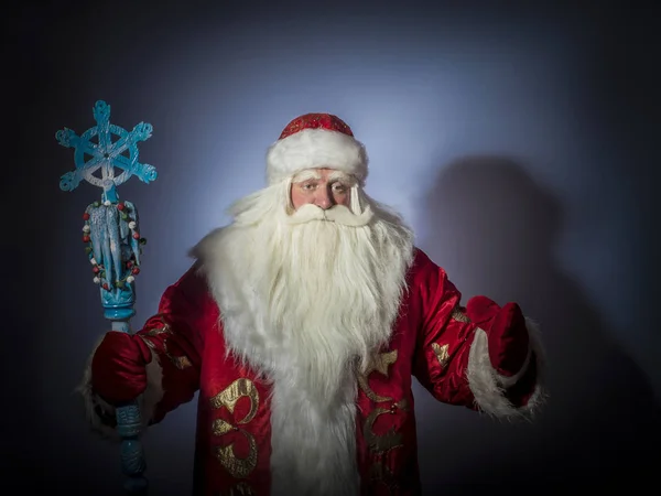 Uma Tradicional Santa Cláusula Natal Com Funcionários Fundo Azul — Fotografia de Stock