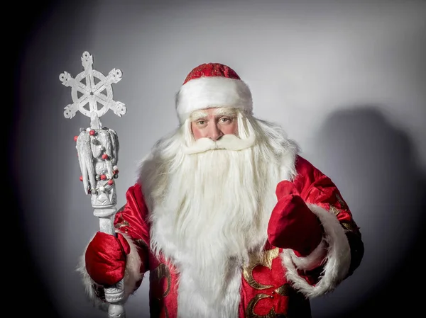 Traditioneller Weihnachtsmann Mit Stab Auf Grauem Hintergrund — Stockfoto