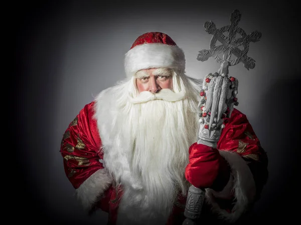 Tradizionale Natale Babbo Natale Con Personale Sfondo Grigio — Foto Stock