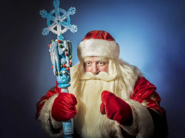 Een Traditionele Kerst Kerstman Met Personeel Blauwe Achtergrond — Stockfoto