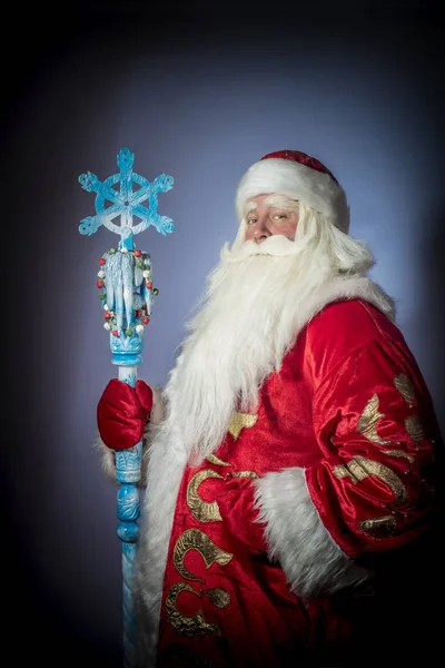 Eine Traditionelle Weihnachtsmann Klausel Mit Personal Auf Blauem Hintergrund — Stockfoto