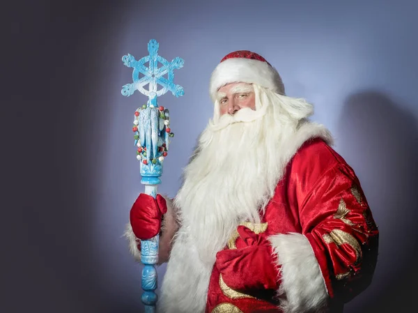 Eine Traditionelle Weihnachtsmann Klausel Mit Personal Auf Blauem Hintergrund — Stockfoto