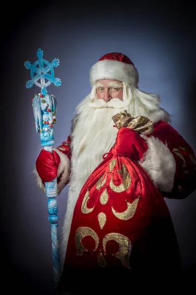 Uma Tradicional Santa Cláusula Natal Com Funcionários Fundo Azul — Fotografia de Stock