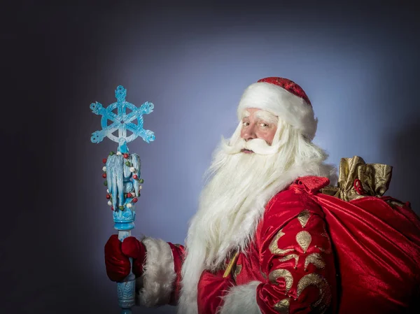 Uma Tradicional Santa Cláusula Natal Com Funcionários Fundo Azul — Fotografia de Stock