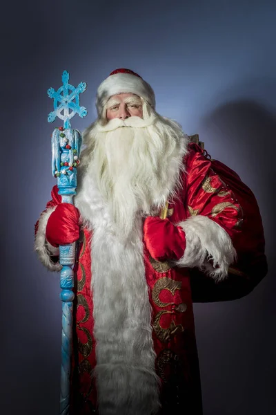 Uma Tradicional Santa Cláusula Natal Com Funcionários Fundo Azul — Fotografia de Stock