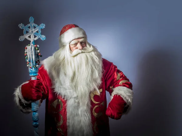 一个传统的圣诞圣诞老人条款与工作人员在蓝色背景 — 图库照片