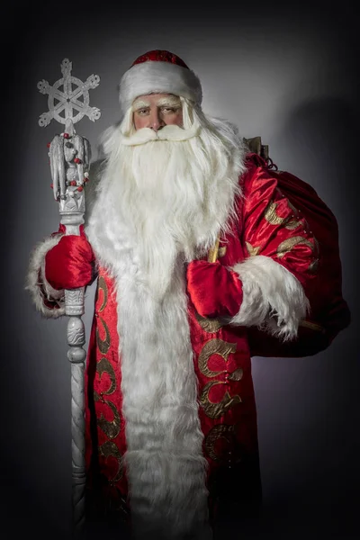 Traditioneller Weihnachtsmann Mit Stab Auf Grauem Hintergrund — Stockfoto