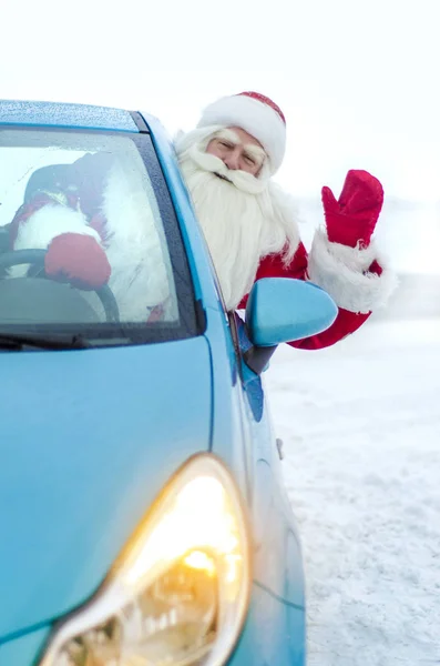 Komik Noel Baba arabadan bakmak ve sallayarak tebrik