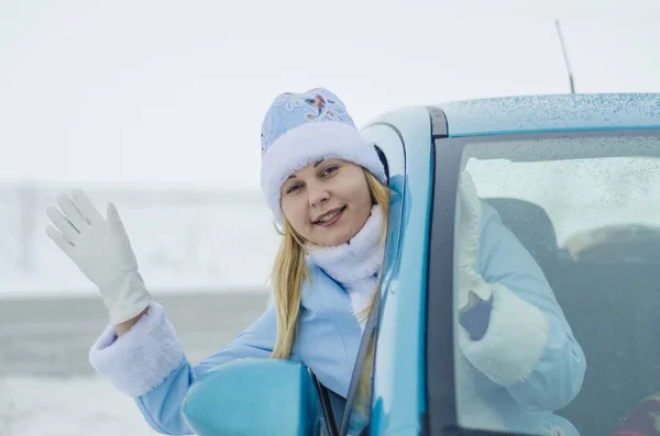 Schöne Und Lächelnde Enkelin Des Weihnachtsmannes Lugt Aus Dem Auto — Stockfoto