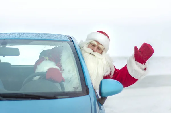 Engraçado Papai Noel Espreitando Para Fora Carro Parabenizando Acenando — Fotografia de Stock