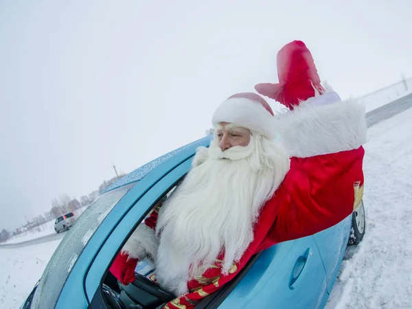 Zábavný Veselý Santa Claus Sedí Autě Gratulací Mává — Stock fotografie