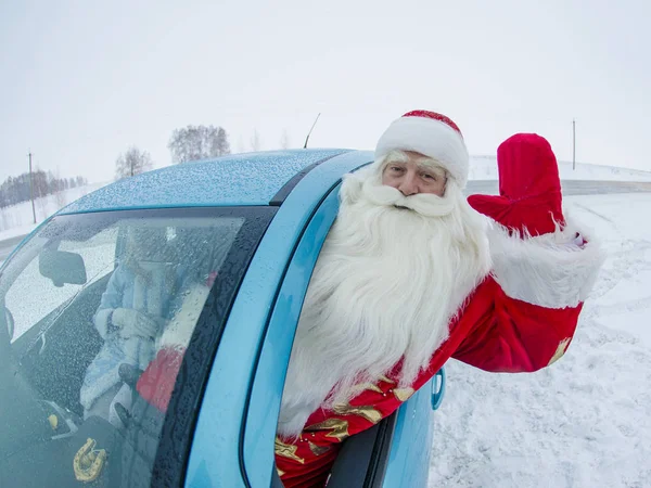 Lustige Und Fröhliche Weihnachtsmänner Sitzen Auto Und Gratulieren Winkend — Stockfoto