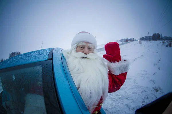 Zábavný Veselý Santa Claus Sedí Autě Gratulací Mává — Stock fotografie